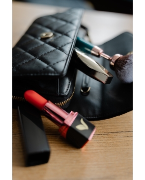 Pomadka - Dyskretny masażer ( zdjęcie na tle torebki damskiej )